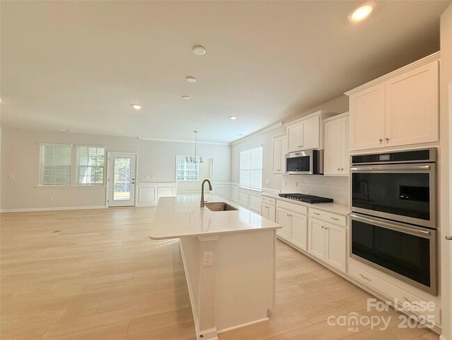 Building Photo - 6436 Fairfax Ct