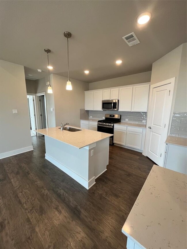 Building Photo - 201 Pinnacle Ln