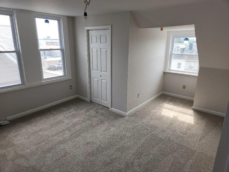 Building Photo - 6 W 6th St