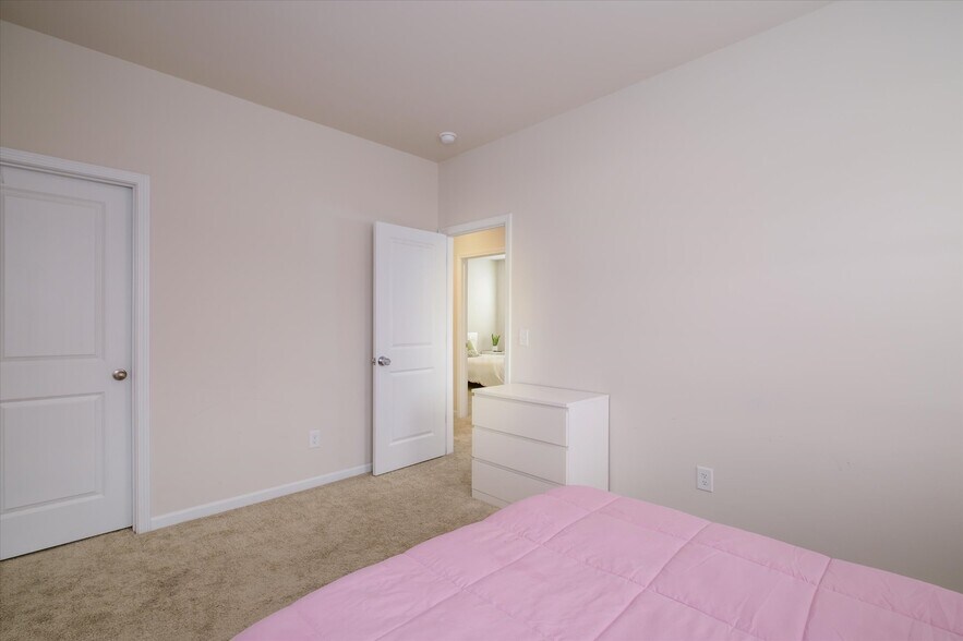 Building Photo - 6135 Snowy Egret Ave