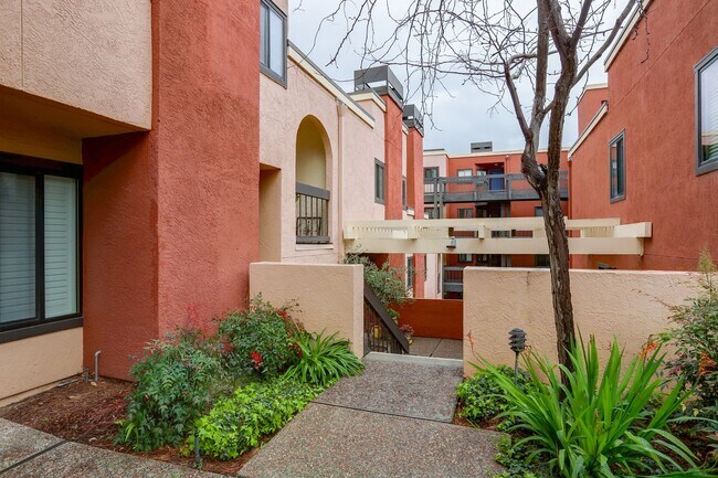 Building Photo - 2 Bed / 2.5 Bath pet friendly condo near downtown San Carlos with two parking spaces. YouTube tour!