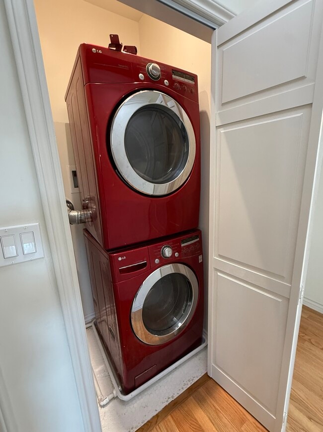 Building Photo - 1035 Meadowbrook Ave