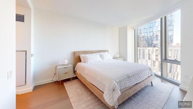 Building Photo - 635 W 59th St