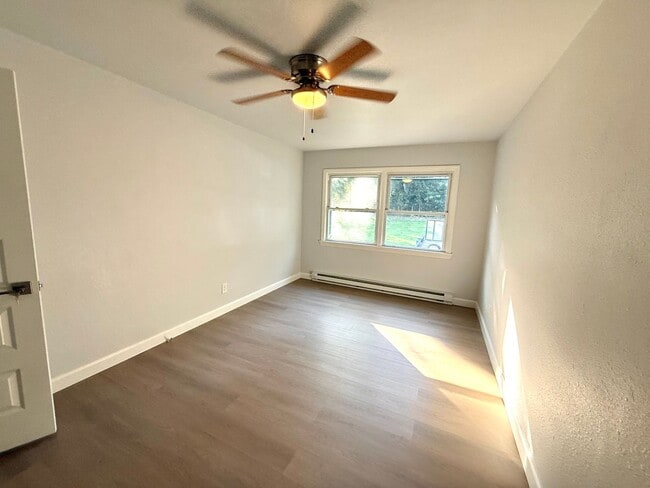 Building Photo - 428 Roanoke St E