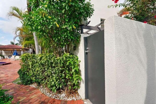 Building Photo - 4732 SW 67th Ave