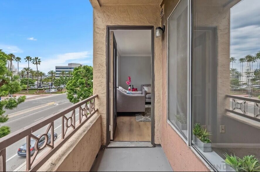 Building Photo - 8889 Caminito Plaza Centro