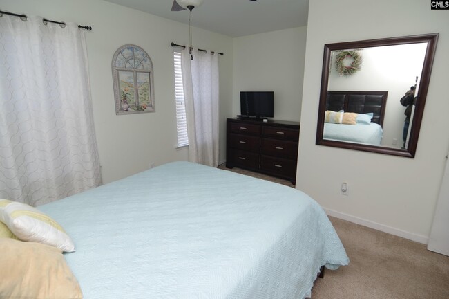 Building Photo - 212 Glossy Green Ln