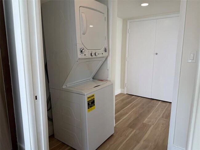 Building Photo - 2100 S Ocean Ln