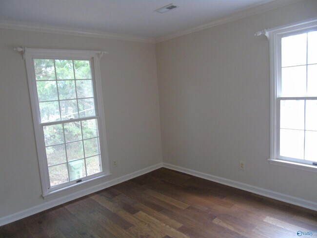 Building Photo - 3317 Lookout Dr SE