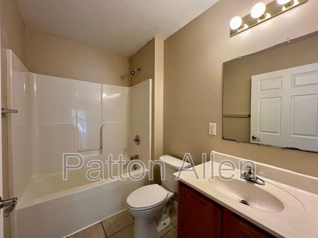 Building Photo - 8 Zell Ln