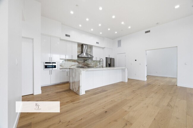 Building Photo - Luxury Modern Living with Stunning LA Skyline Views