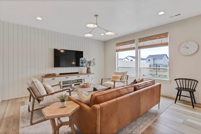 Building Photo - 313 S Iceberg Lake Ave
