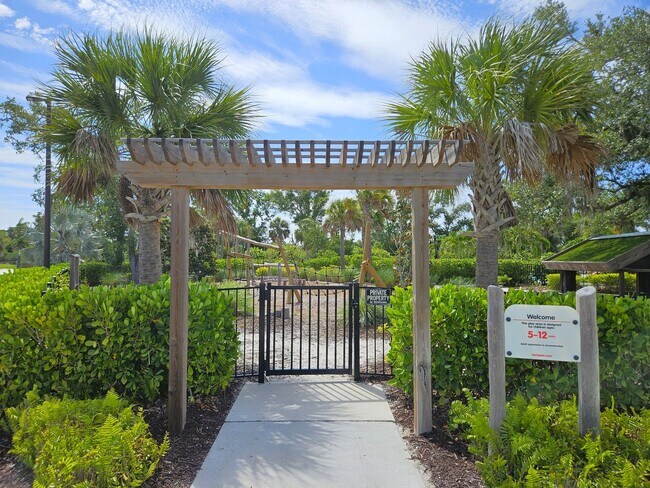 Building Photo - Annual Furnished or Seasonal Short-Term 4 Bedroom 2.5 Bathroom Home in Palmero!