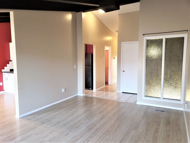 Building Photo - 3 Weeks Rent Free! 2 Bed 1 Bath Condo for ...