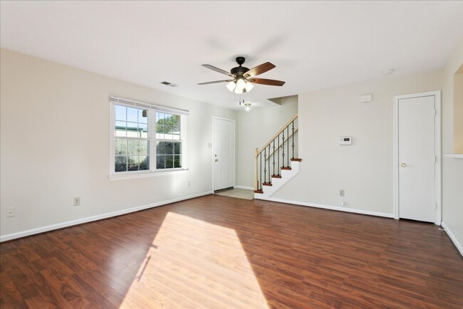 Building Photo - 27 F Tamarisk Quay