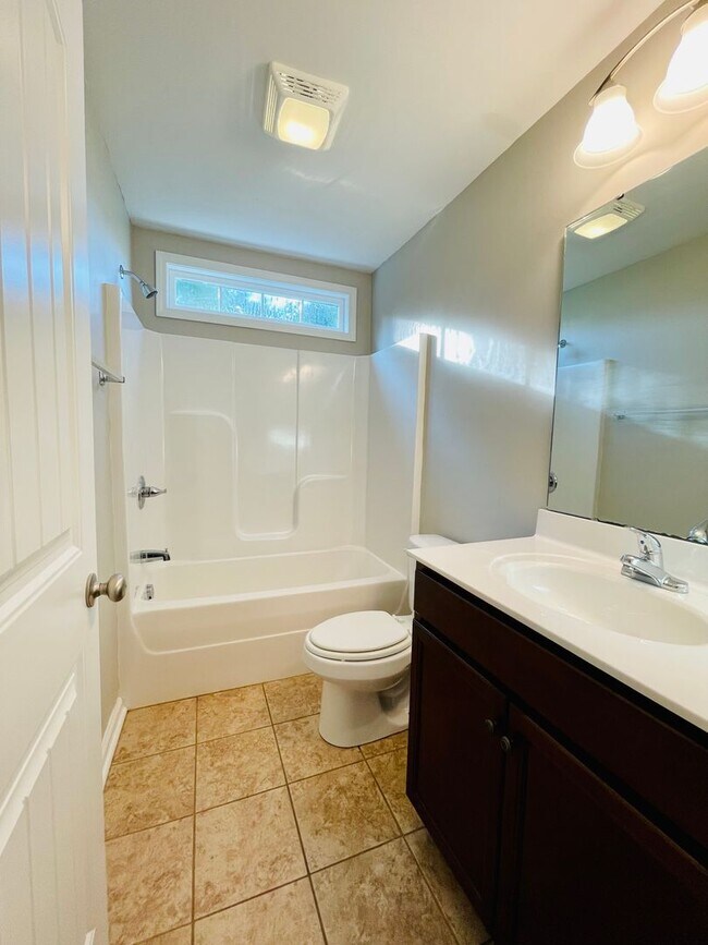 Building Photo - 1404 Abberbury Dr