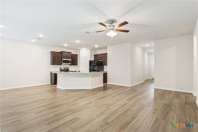 Building Photo - 2823 Fox River Dr