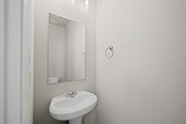 Building Photo - 831 Red Oakland Dr