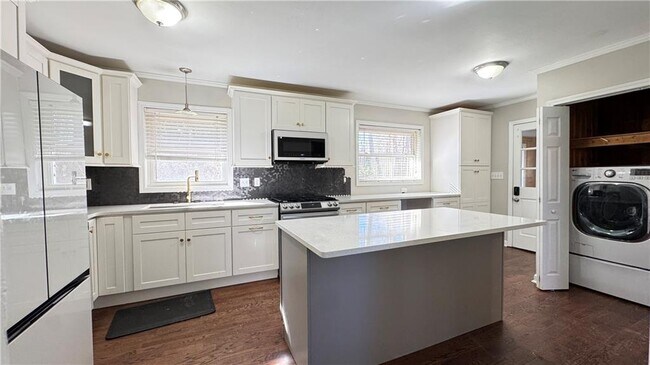 Building Photo - 552 Sybil Ln SE