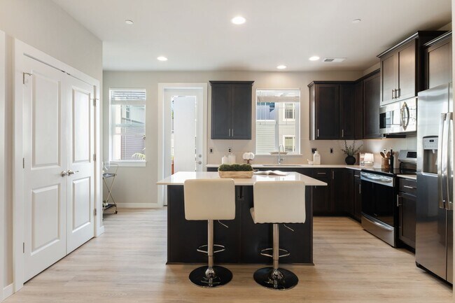 Building Photo - Spacious 3-Bed Townhome in Desirable Pond Community | Bothell - $3,200!!!