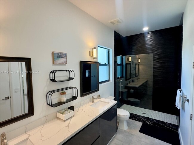 Building Photo - 2342 McKinley St