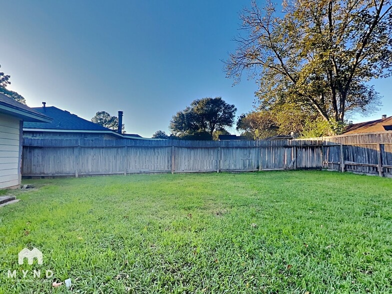 Building Photo - 10002 Green Valley Ln