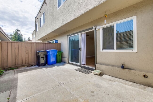 Building Photo - Beautiful 4 Bed 2.5 Bath Town Home in Fremont Northgate Area !