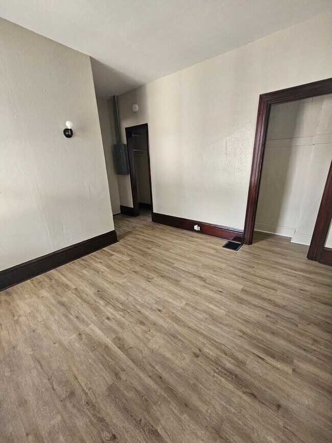 Building Photo - 602 E 14th St