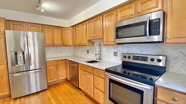 Building Photo - 102 Forest St