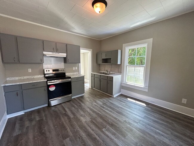 Building Photo - Adorable Renovated Home Near Downtown Moor...