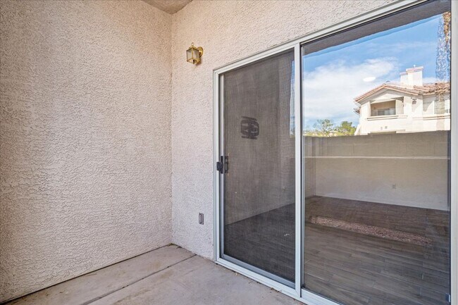 Building Photo - Charming 2-Bedroom First Floor Featuring Open Layout, Fireplace, Patio & Community Pool