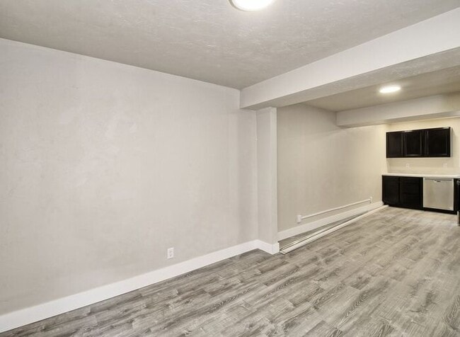 Building Photo - Nice 3 Bed 1 Bath Basement Apartment Close...