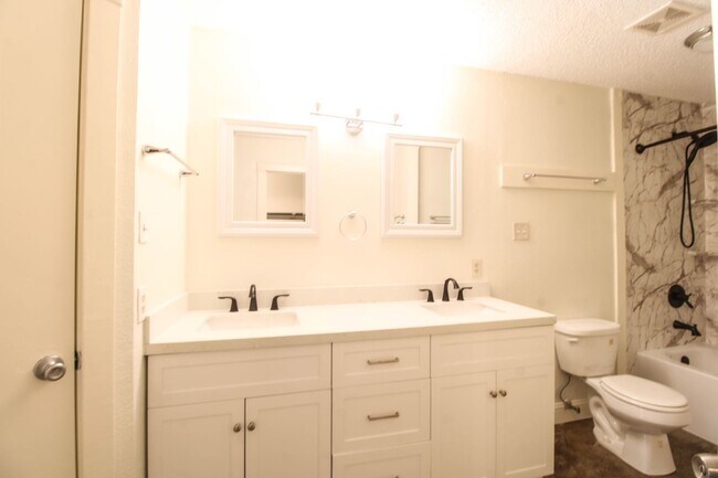 Building Photo - 8118 Chestnut Manor Dr