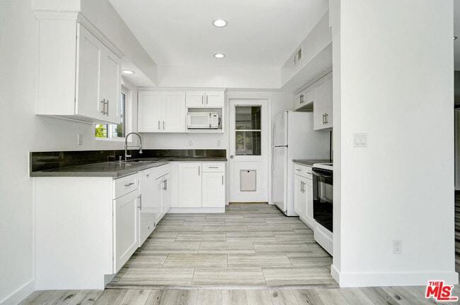 Building Photo - 10823 Camarillo St