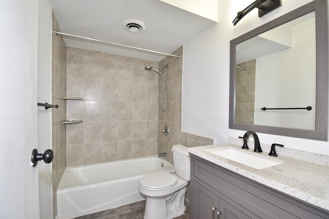 Building Photo - 15 Yorktown Dr