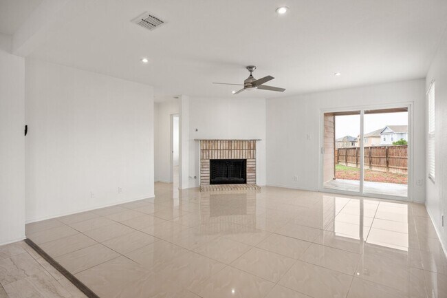 Building Photo - Beautiful 3 bedroom 2 bath home on Big Corner Lot!