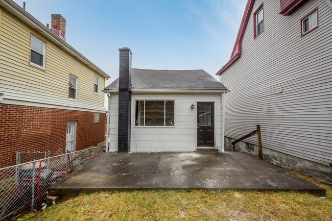 Building Photo - Newly renovated 2 bedroom home in Carrick available now!!