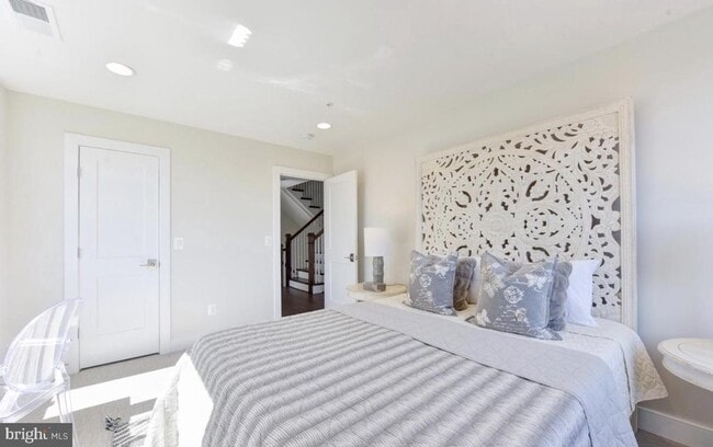 Building Photo - 2815 24th Rd S