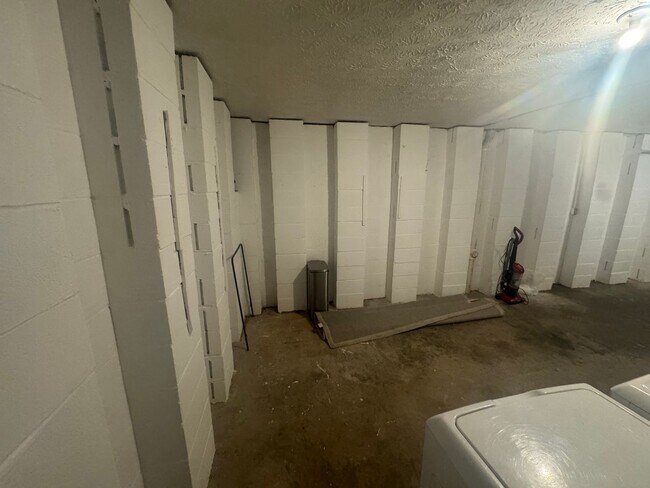 Building Photo - 625 Shadywood Ln