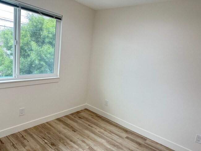 Building Photo - 1464