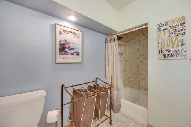 Building Photo - 19 Crescent Ln