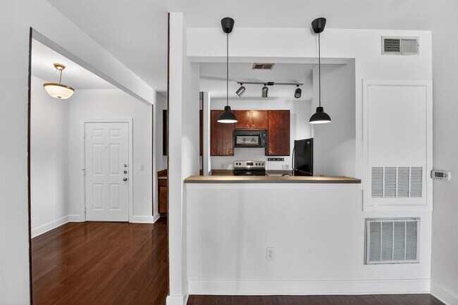 Building Photo - 1901 Crossing Pl