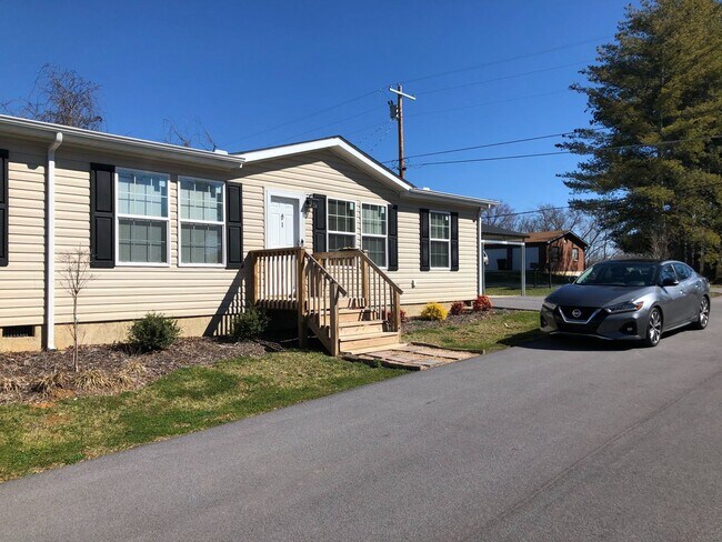 Building Photo - 3 Bedroom/2 Bath Duplex - Gray TN