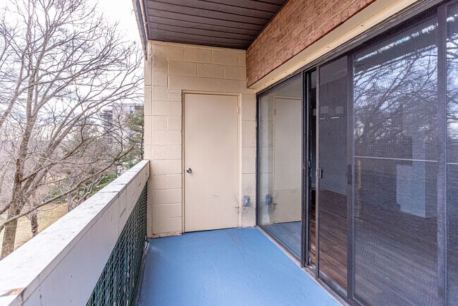 Balcony - 6143 Leesburg Pike