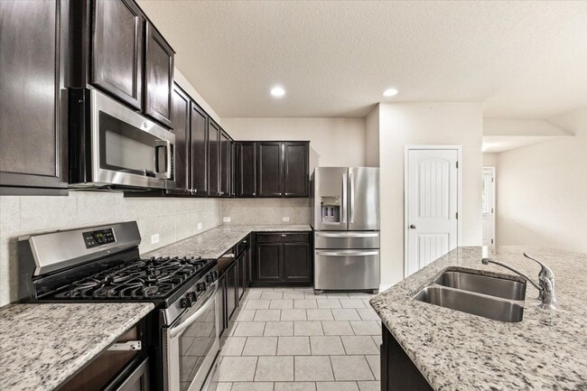 Building Photo - Large, 4 bedroom single story in a beautiful community full of amenities for you to enjoy!