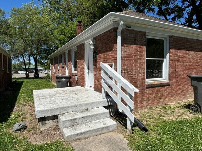 Building Photo - 932 N Leland Ave