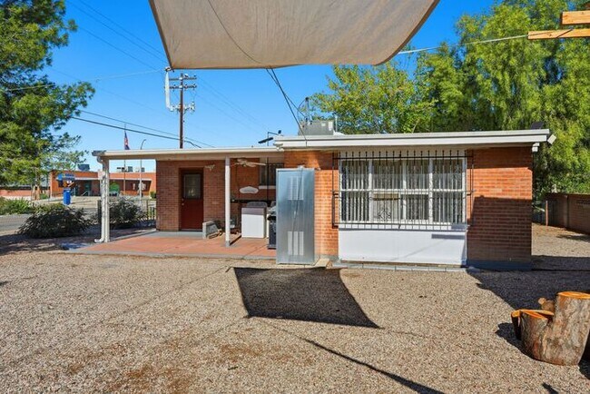 Building Photo - Light-Filled Tucson 2 Bedroom Rental – Move In This November!