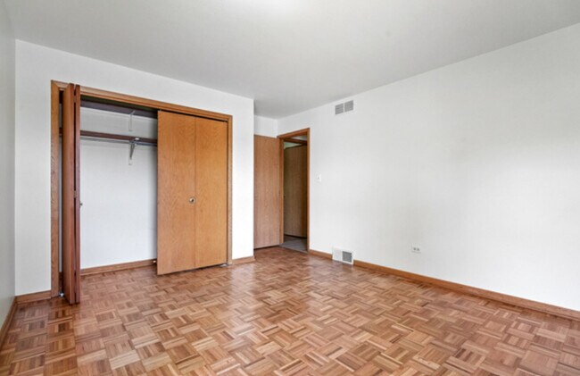 Building Photo - 2720 N Bayview Ln