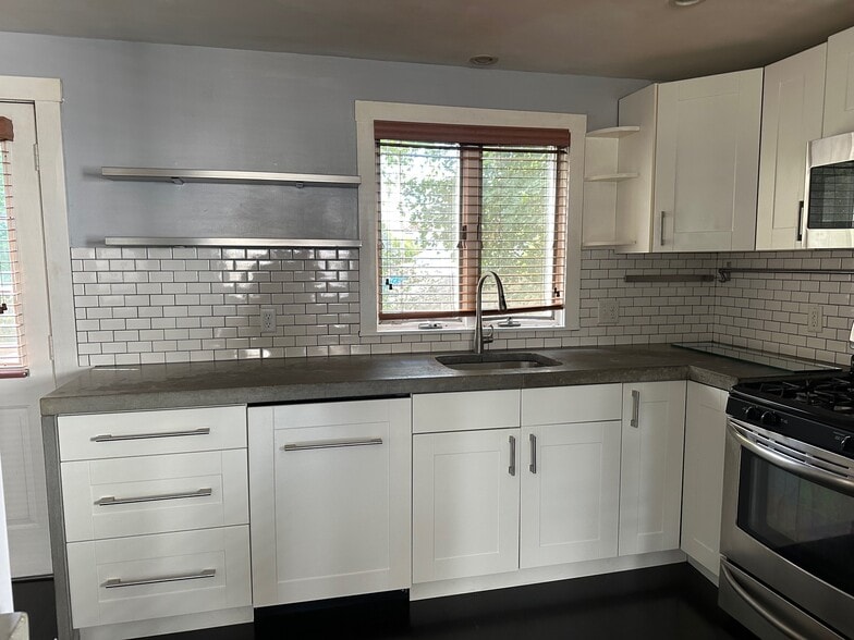 Modern Kitchen 1 - 19 Doane St