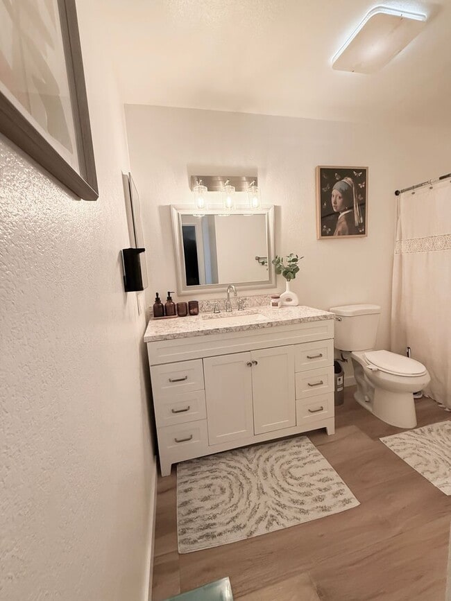 Building Photo - Charming Lake Forest Condo Ready for You! ...